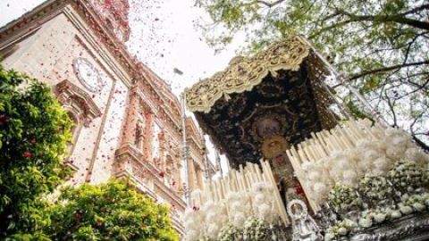 Paso de Palio por las calles de Sevilla