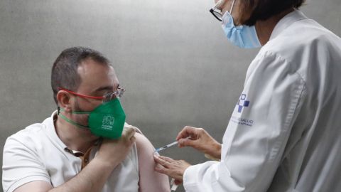 El presidente asturiano recibe la primera dosis de la vacuna contra al COVID19