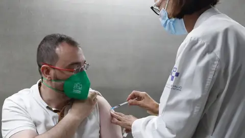 El presidente asturiano recibe la primera dosis de la vacuna contra al COVID19 El presidente asturiano recibe la primera dosis de la vacuna contra al COVID19