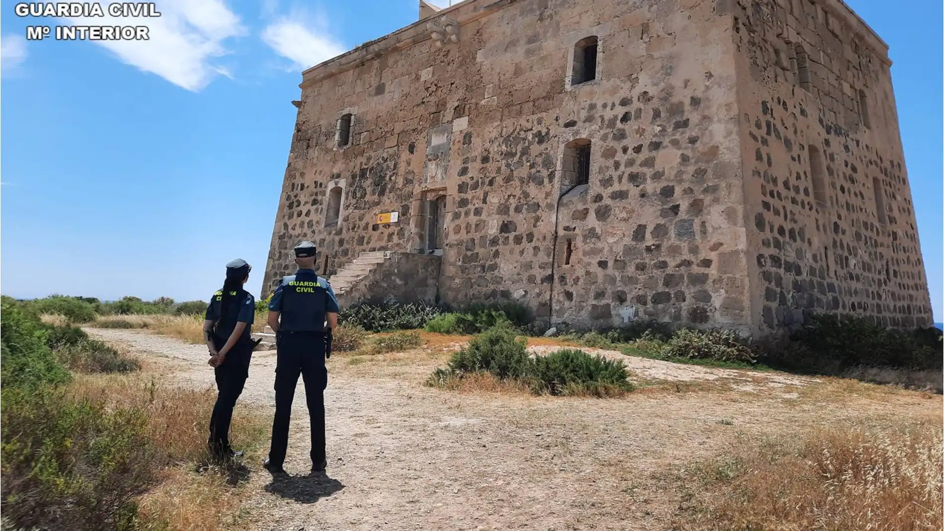 Una pareja de la Guardia Civil en la isla de Tabarca
