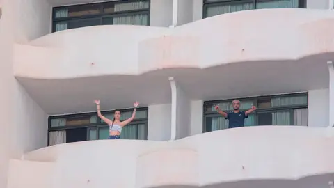 Dos jóvenes que se encuentran confinados en el hotel punto COVID de Palma Bellver, en Mallorca Dos jóvenes que se encuentran confinados en el hotel punto COVID de Palma Bellver, en Mallorca