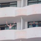 Dos jóvenes que se encuentran confinados en el hotel punto COVID de Palma Bellver, en Mallorca