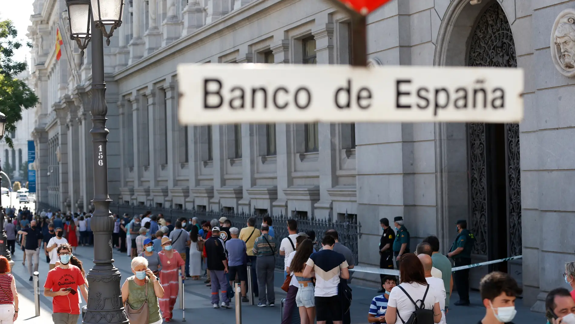 Largas colas en el Banco de España durante el último día para cambiar las pesetas por euros