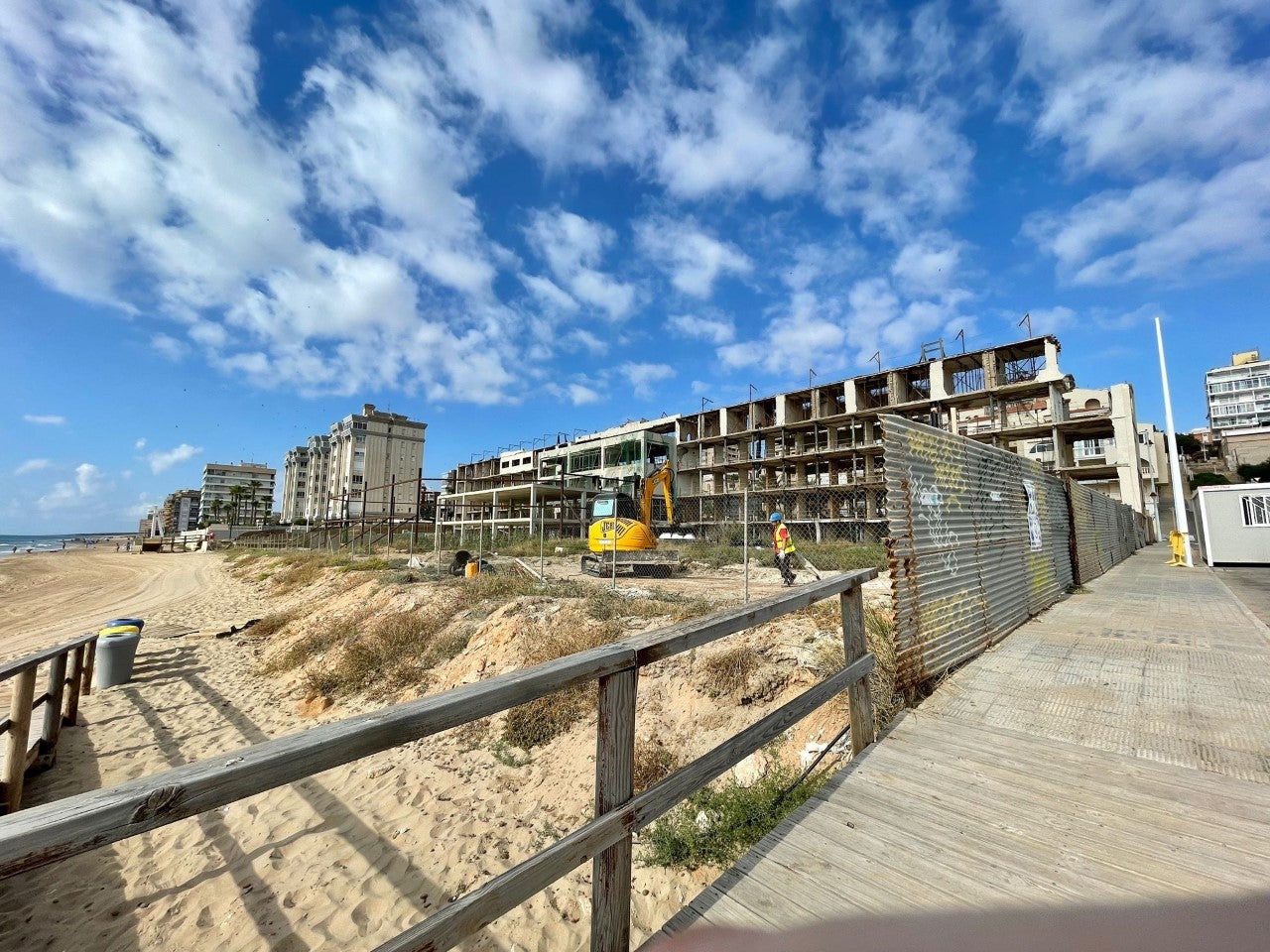 Comienza la cuenta atrás para el derribo definitivo de los restos de la estructura del viejo hotel de Arenales del Sol de Elche Comienza la cuenta atrás para el derribo definitivo de los restos de la estructura del viejo hotel de Arenales del Sol de Elche