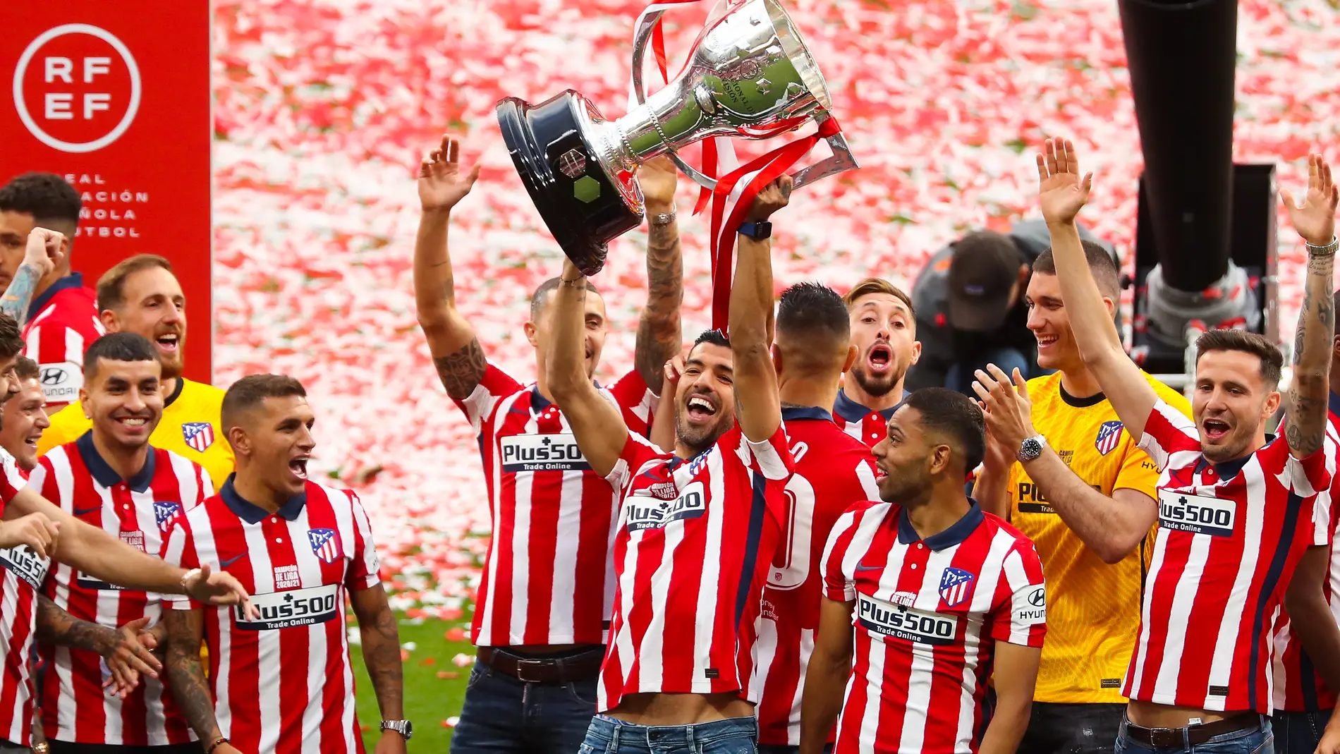 Jugadores del Atlético levantan el trofeo de LaLiga 2020/2021.