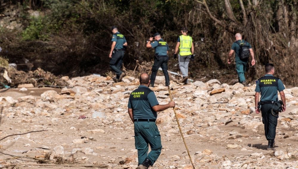 La Guardia Civil rastrea los alrededores de Ceclavín a pie y con drones para localizar a un varón desaparecido La Guardia Civil rastrea los alrededores de Ceclavín a pie y con drones para localizar a un varón desaparecido