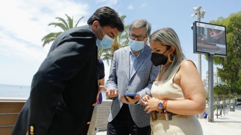 Responsables municipales y de Aguas de Alicante en la presentación de &#39;Ion Beach&#39; en la Albufereta