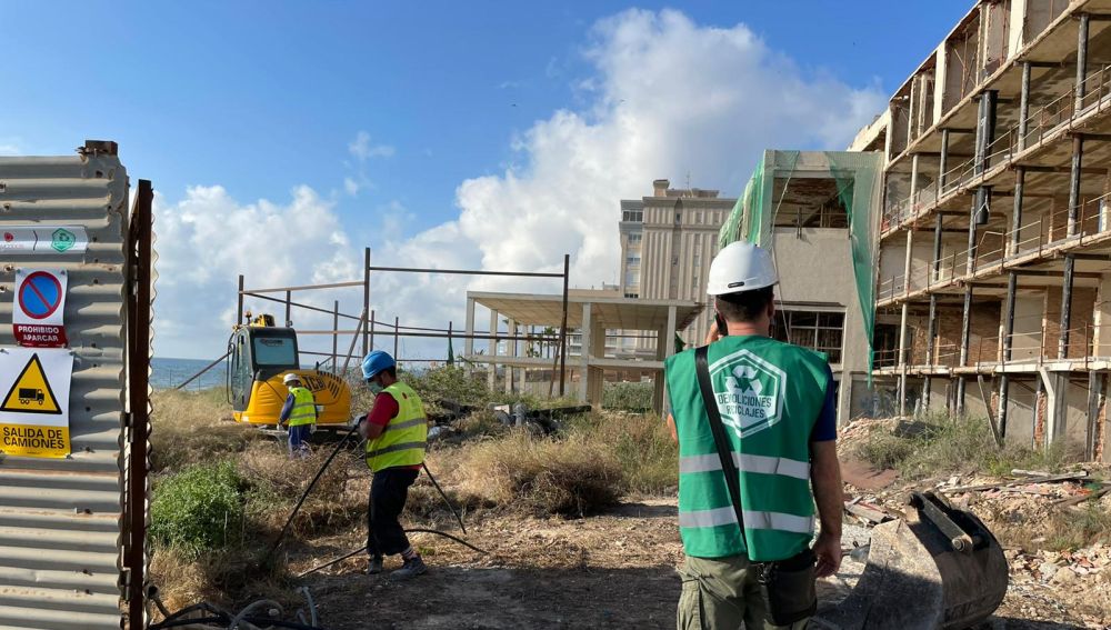 Obras en la parcela del viejo hotel de Arenales del Sol de Elche.