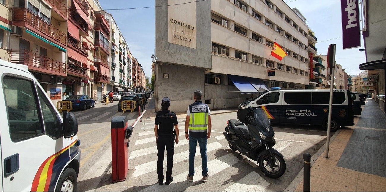 Dos agentes fuera de servicio salvan a una mujer de morir atragantada en Benidorm Dos agentes fuera de servicio salvan a una mujer de morir atragantada en Benidorm