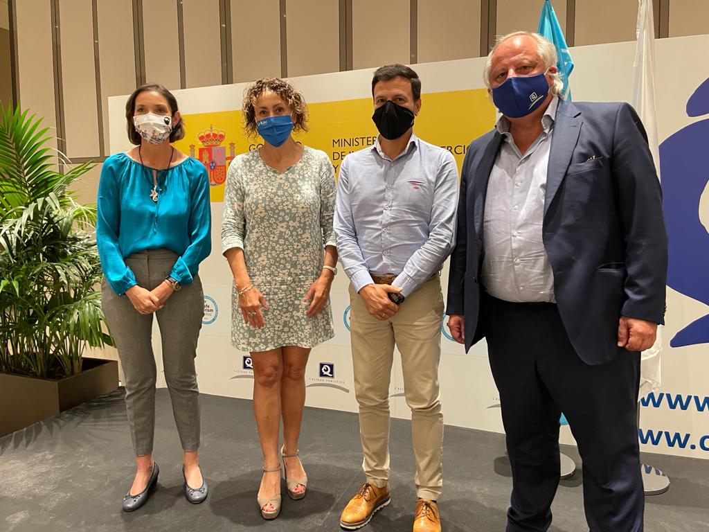 Sant Antoni recibe las banderas 'Safe Tourism' para las cinco playas del municipio Sant Antoni recibe las banderas 'Safe Tourism' para las cinco playas del municipio