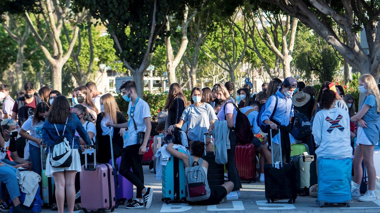 Tertulia: ¿Debería haberse desconfinado a los jóvenes implicados en el macrobrote de Mallorca? Tertulia: ¿Debería haberse desconfinado a los jóvenes implicados en el macrobrote de Mallorca?