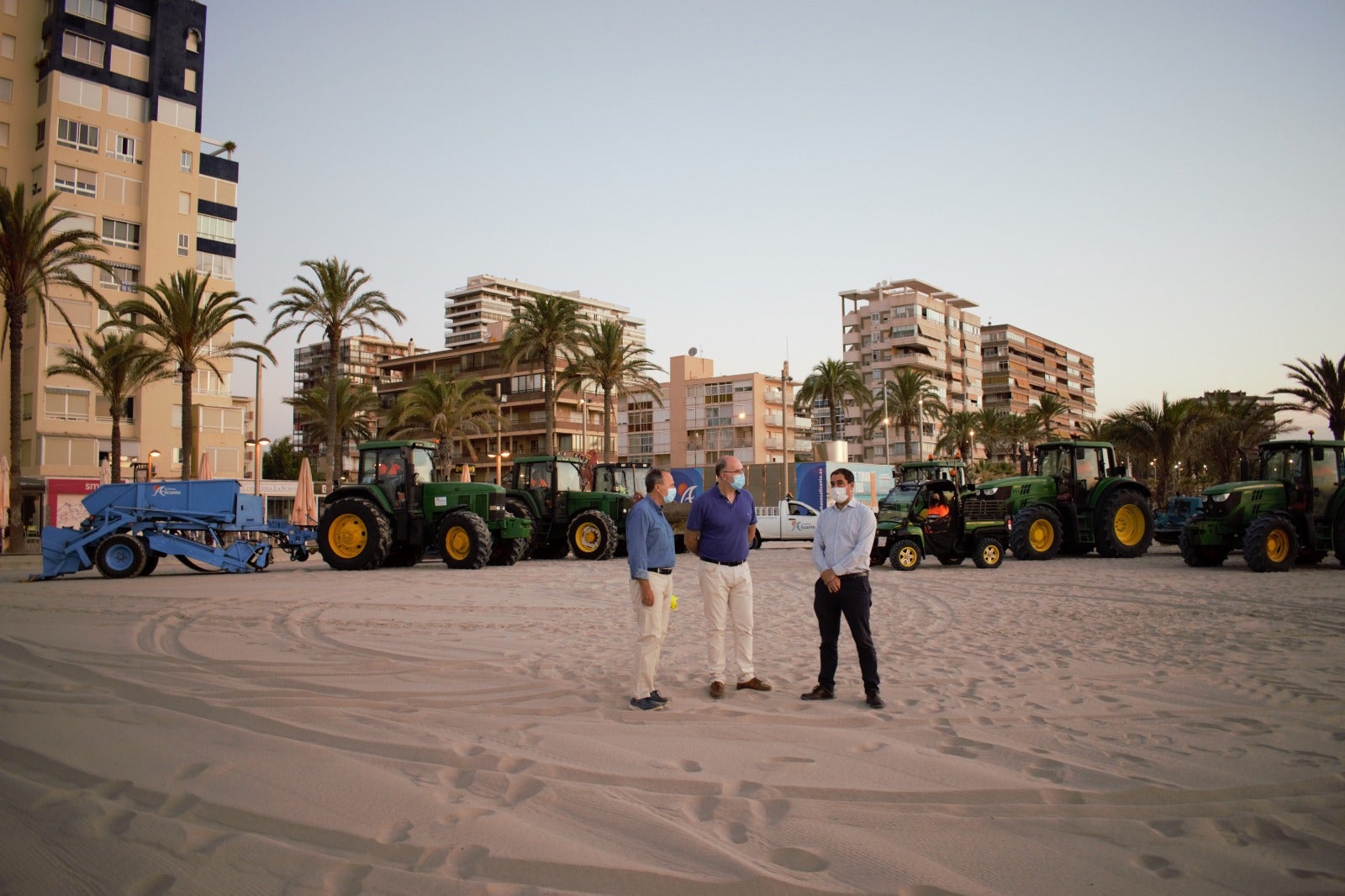 El Ayuntamiento de Alicante pone en marcha un dispositivo especial de limpieza en las playas El Ayuntamiento de Alicante pone en marcha un dispositivo especial de limpieza en las playas