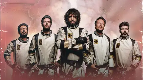 Mikel Izal: "Es raro ver a la gente en las sillas en los conciertos, pero animamos a todos a bailar con el corazón" Mikel Izal: "Es raro ver a la gente en las sillas en los conciertos, pero animamos a todos a bailar con el corazón"