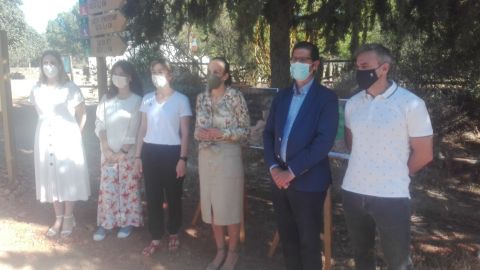 Las autoridades durante la presentación de las actuaciones llevadas a cabo en La Atalaya Las autoridades durante la presentación de las actuaciones llevadas a cabo en La Atalaya