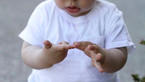 Ni&ntilde;o contando