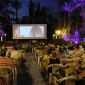 Imagen de archivo de una proyección del Festival de Cine de Elche en el Hort del Xocolater. Imagen de archivo de una proyección del Festival de Cine de Elche en el Hort del Xocolater.