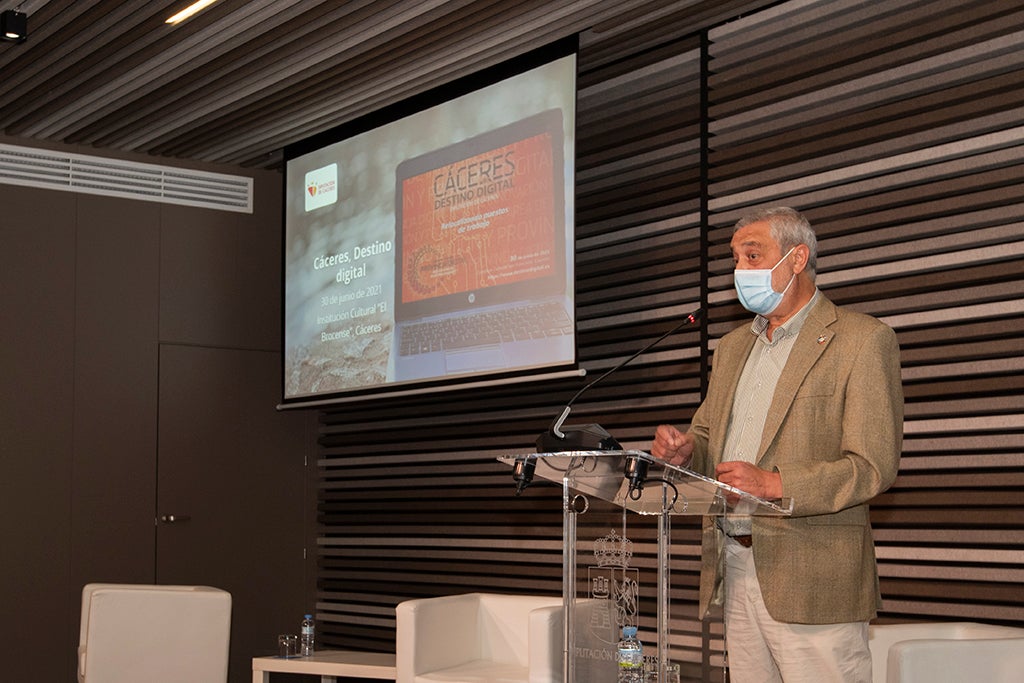 El presidente de la Diputación de Cáceres pide una fiscalidad positiva para empresas que se implanten en el medio rural El presidente de la Diputación de Cáceres pide una fiscalidad positiva para empresas que se implanten en el medio rural