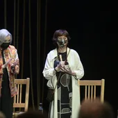 Julieta Serrano con el Premio Corral de Comedias es aplaudida por Nuria Espert Julieta Serrano con el Premio Corral de Comedias es aplaudida por Nuria Espert
