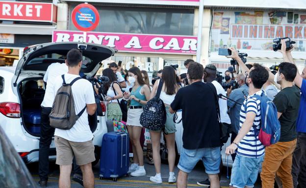 Las jóvenes getxotarras continúan su confinamiento en casa tras regresar de Mallorca Las jóvenes getxotarras continúan su confinamiento en casa tras regresar de Mallorca