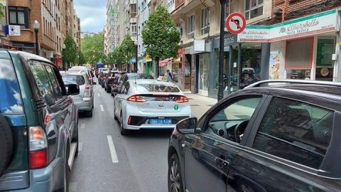 Atasco en la avenida de la Costa en Gij&oacute;n