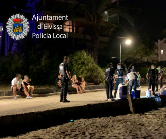 La Policía desmantela un botellón en Playa d'en Bossa (Ibiza) con 29 denuncias La Policía desmantela un botellón en Playa d'en Bossa (Ibiza) con 29 denuncias