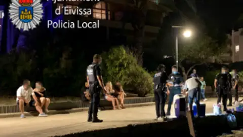 La Policía desmantela un botellón en Playa d'en Bossa con 29 denuncias La Policía desmantela un botellón en Playa d'en Bossa con 29 denuncias