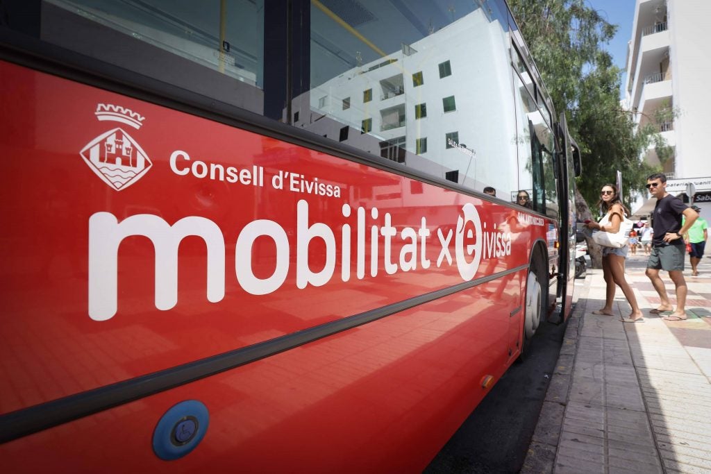 Juventudes Socialistas de Eivissa denuncia que el Consell de Eivissa no ha puesto en marcha el servicio de autobús nocturno “discobus” Juventudes Socialistas de Eivissa denuncia que el Consell de Eivissa no ha puesto en marcha el servicio de autobús nocturno “discobus”