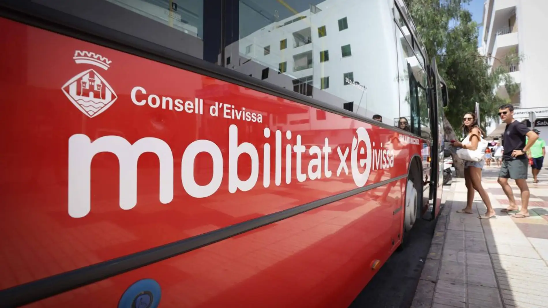 Juventudes Socialistas de Eivissa denuncia que el Consell de Eivissa no ha puesto en marcha el servicio de autobús nocturno “discobus”