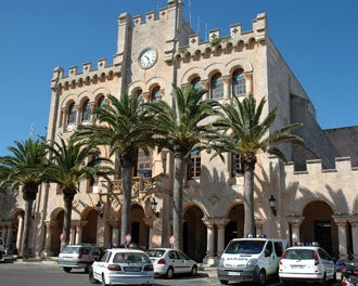 Ciutadella pone el foco en las empresas que han organizado los viajes de jóvenes Ciutadella pone el foco en las empresas que han organizado los viajes de jóvenes