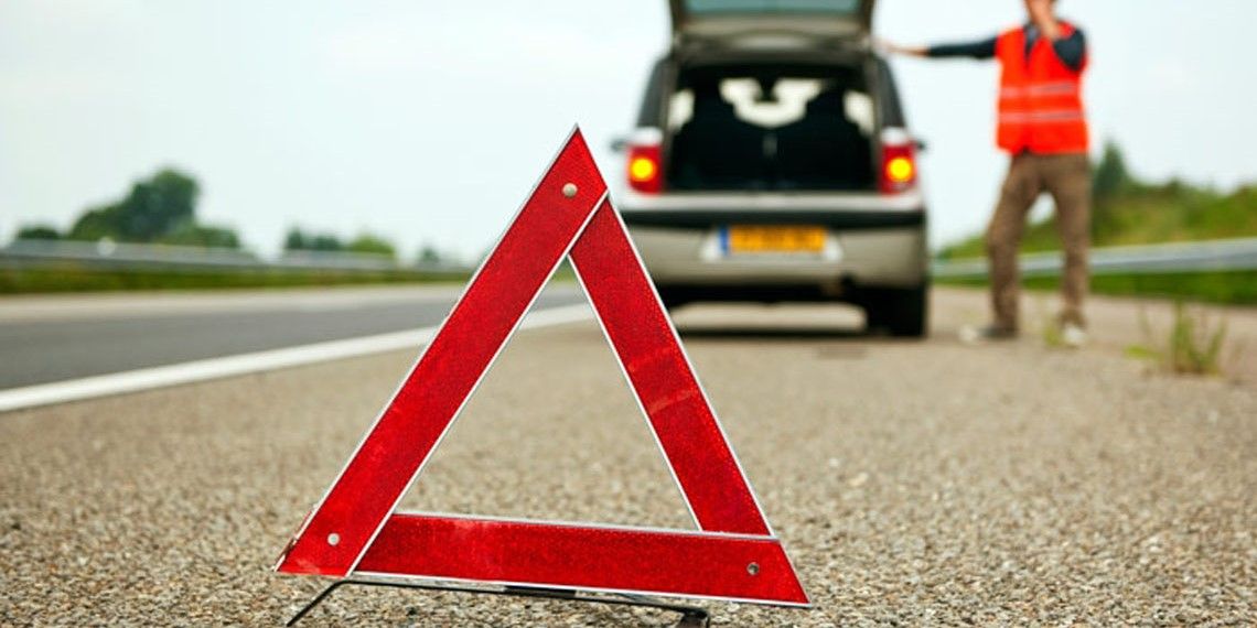 Las luces de emergencia V-16 sustituirán a los tradicionales triángulos en carretera Las luces de emergencia V-16 sustituirán a los tradicionales triángulos en carretera