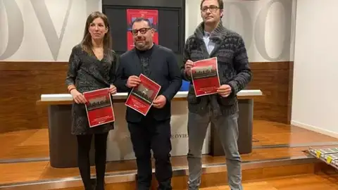 Cosme Marina, en el centro, programador musical Oviedo. Cosme Marina, en el centro, programador musical Oviedo.