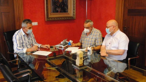 Firma del convenio en tre el Ayuntamiento de Valdepe&ntilde;as y Fundaci&oacute;n Prolibertas