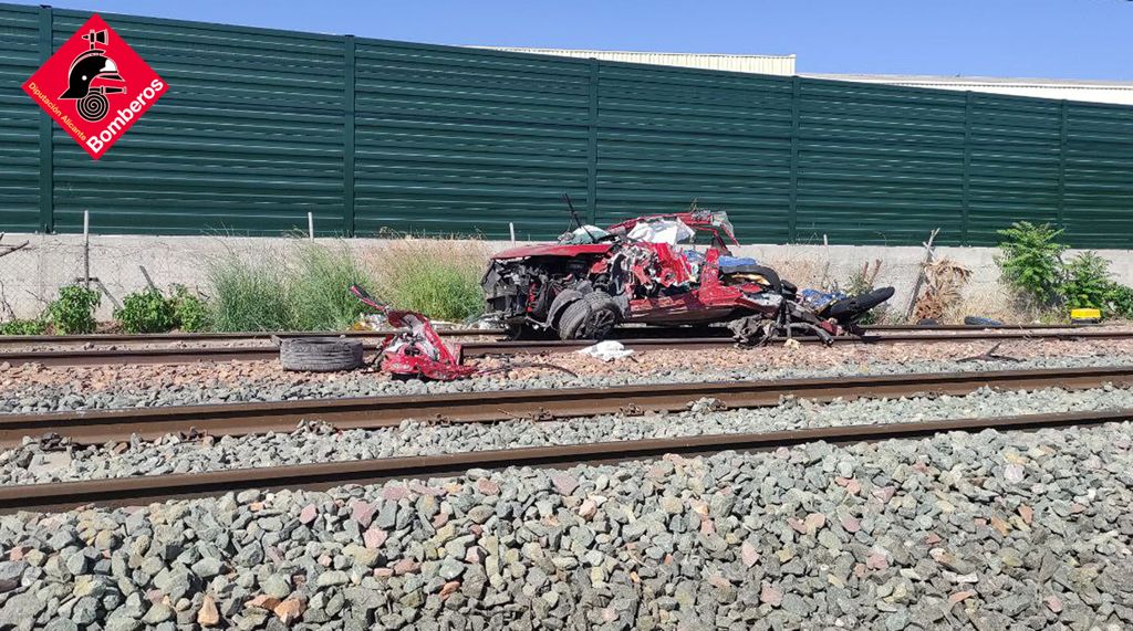 Cuatro fallecidos en Novelda tras arrollar un tren a un coche en un paso a nivel Cuatro fallecidos en Novelda tras arrollar un tren a un coche en un paso a nivel