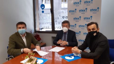 Jos&eacute; Almeida, presidente de OTEA, I&ntilde;igo fern&aacute;ndez, presidente de OTAVA, y Fernando Corral, OTEA