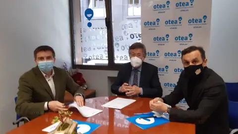 José Almeida, presidente de OTEA, Iñigo fernández, presidente de OTAVA, y Fernando Corral, OTEA José Almeida, presidente de OTEA, Iñigo fernández, presidente de OTAVA, y Fernando Corral, OTEA