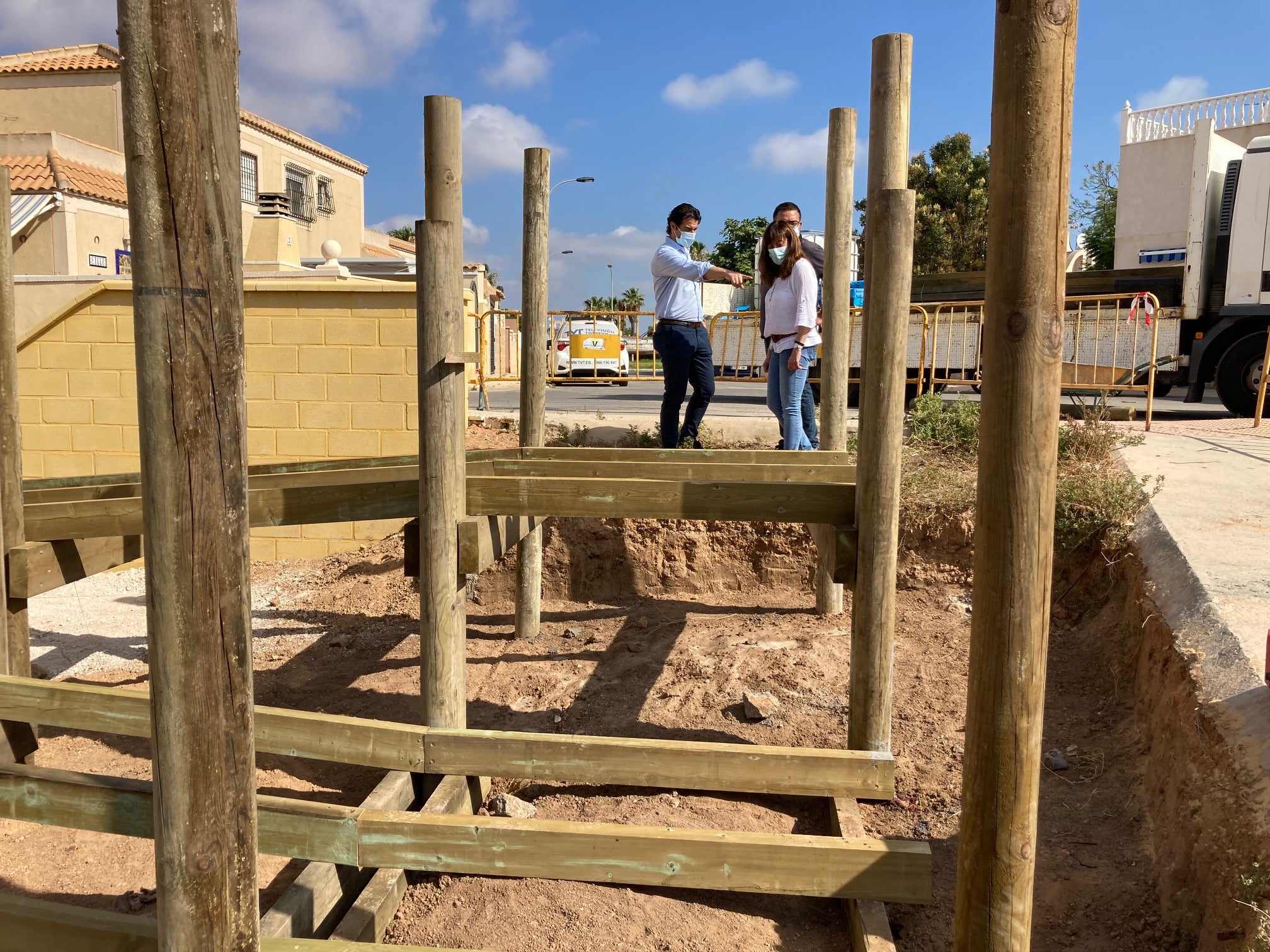 La construcción de esta pasarela accesible peatonal de madera va a permitir transitar a los viandantes por la zona de forma segura y cómoda La construcción de esta pasarela accesible peatonal de madera va a permitir transitar a los viandantes por la zona de forma segura y cómoda