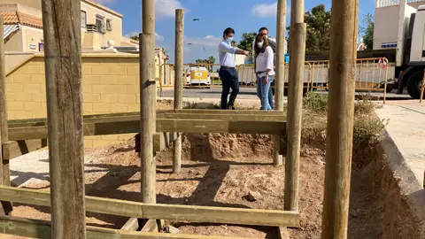 La construcción de esta pasarela accesible peatonal de madera va a permitir transitar a los viandantes por la zona de forma segura y cómoda obras