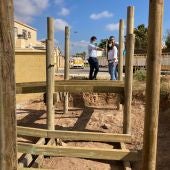 La construcción de esta pasarela accesible peatonal de madera va a permitir transitar a los viandantes por la zona de forma segura y cómoda 