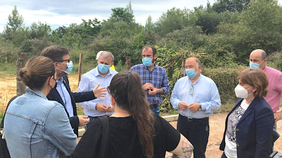 El director de Empleo, Pedro Fernández-Raigoso, se reunió en Parres con alcaldes de la comarca El director de Empleo, Pedro Fernández-Raigoso, se reunió en Parres con alcaldes de la comarca