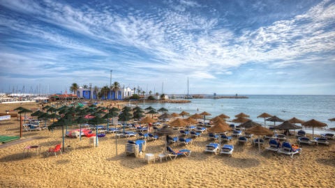 Imagen de archivo de una playa de Marbella