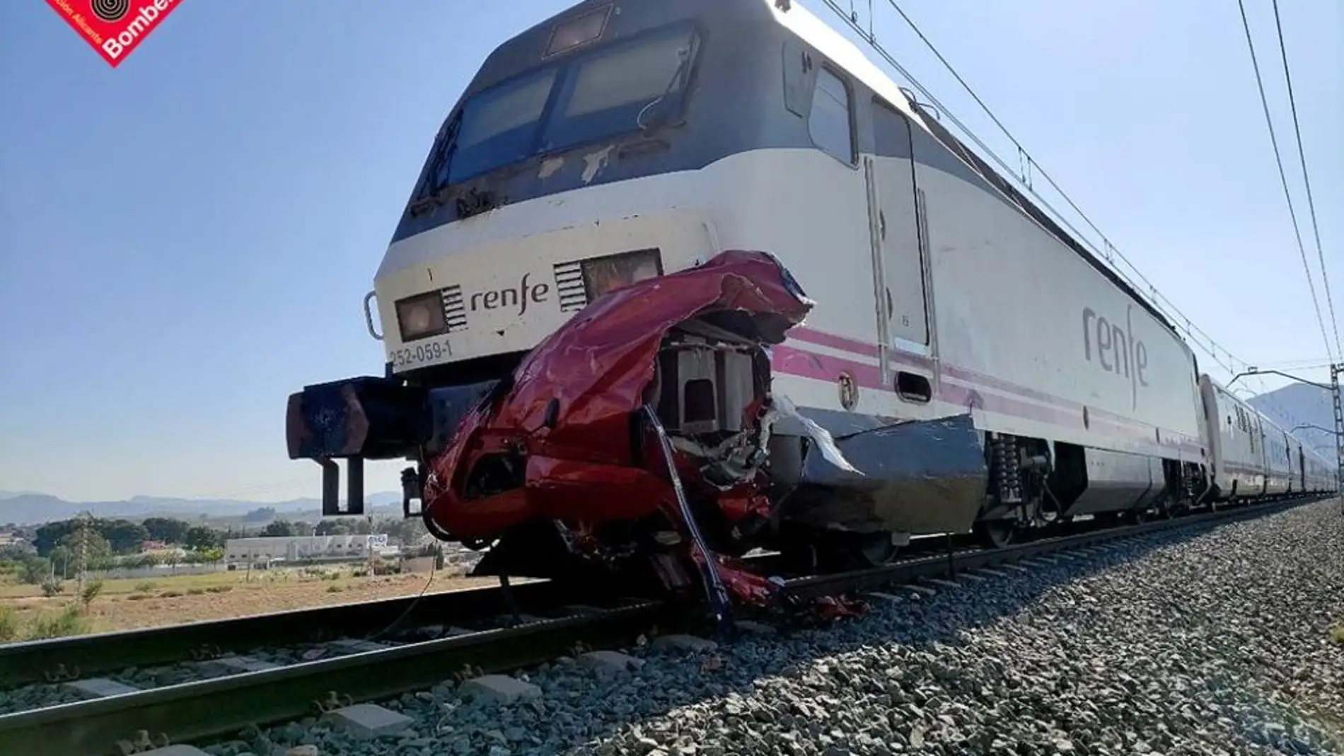 Cuatro fallecidos en una colisión entre un tren y un vehículo en un paso a nivel en Novelda