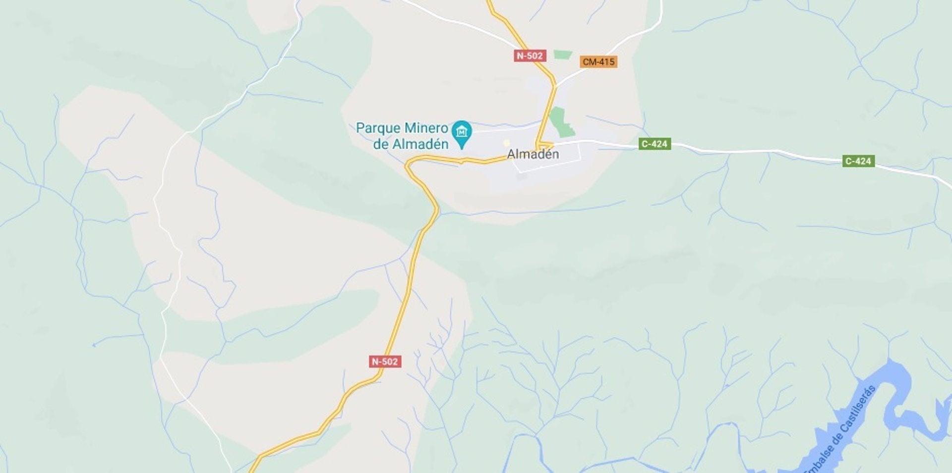 Un incendio provoca daños en varias naves industriales de Almadén Un incendio provoca daños en varias naves industriales de Almadén