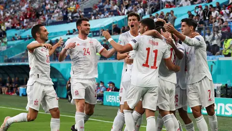 Los jugadores españoles celebran tras marcar el 0-1 durante el partido de cuartos de final ante Suiza Los jugadores españoles celebran tras marcar el 0-1 durante el partido de cuartos de final ante Suiza