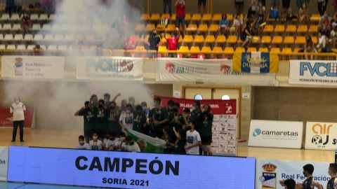 El CV Elche celebra el t&iacute;tulo de campe&oacute;n de Espa&ntilde;a.