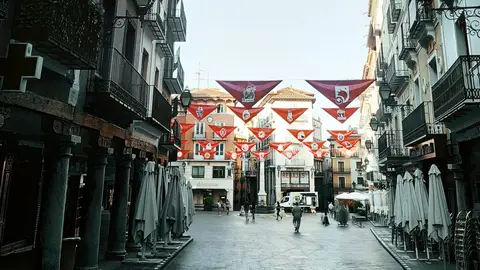 Pañuelicos de todas las peñas decoran el Torico Pañuelicos de todas las peñas decoran el Torico