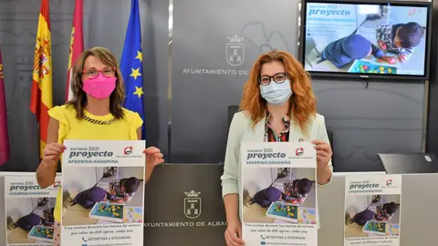 Ana Ortiz y Juani García en la presentación del proyecto 'Apadrina/amadrina un niño saharaui con discapacidad' Ana Ortiz y Juani García en la presentación del proyecto 'Apadrina/amadrina un niño saharaui con discapacidad'