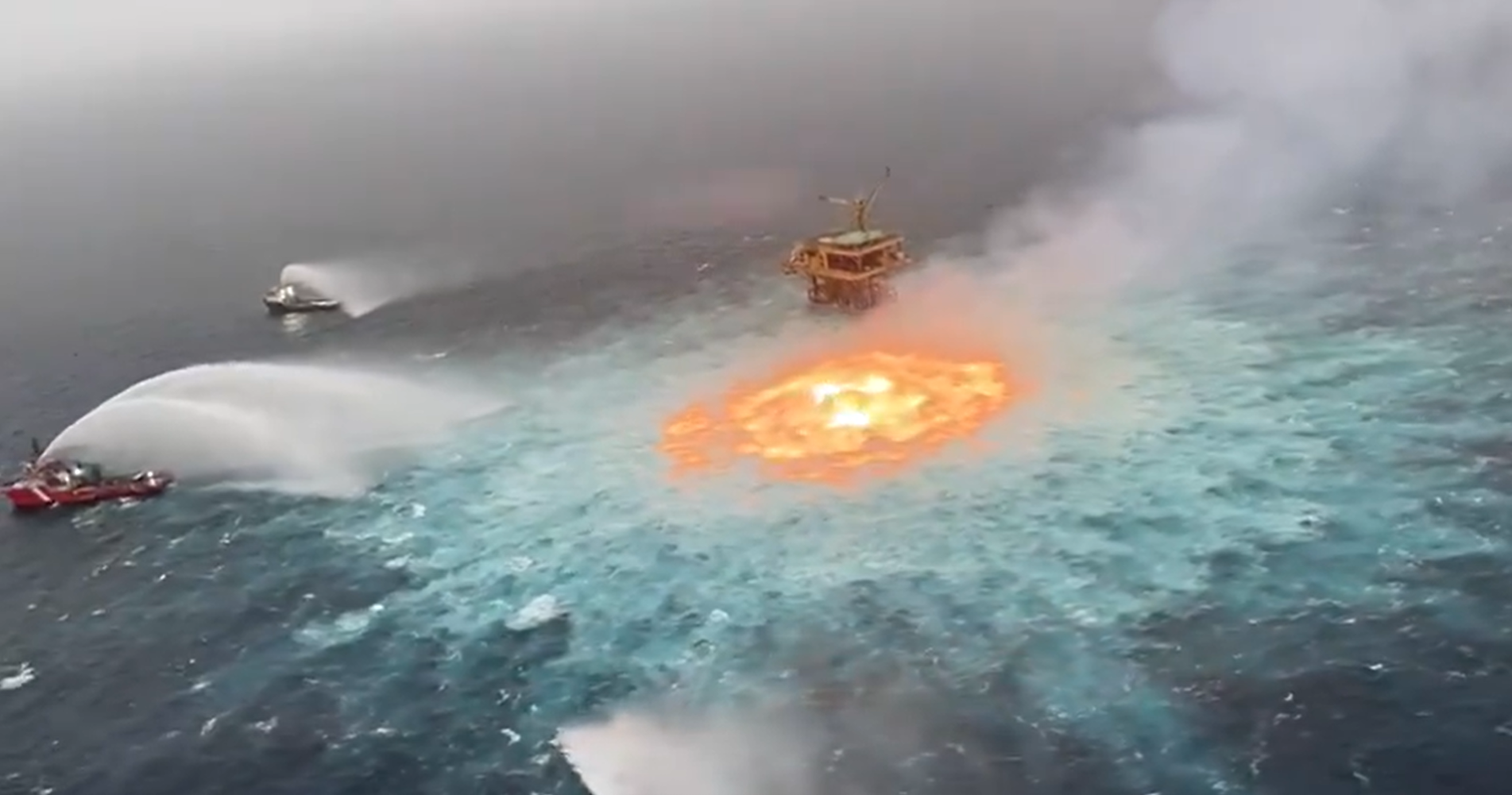 Las espectaculares imágenes de un gran incendio en el mar por una fuga en un gasoducto submarino Las espectaculares imágenes de un gran incendio en el mar por una fuga en un gasoducto submarino