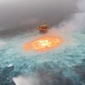 Las espectaculares imágenes de un gran incendio en el mar por una fuga en un gasoducto submarino