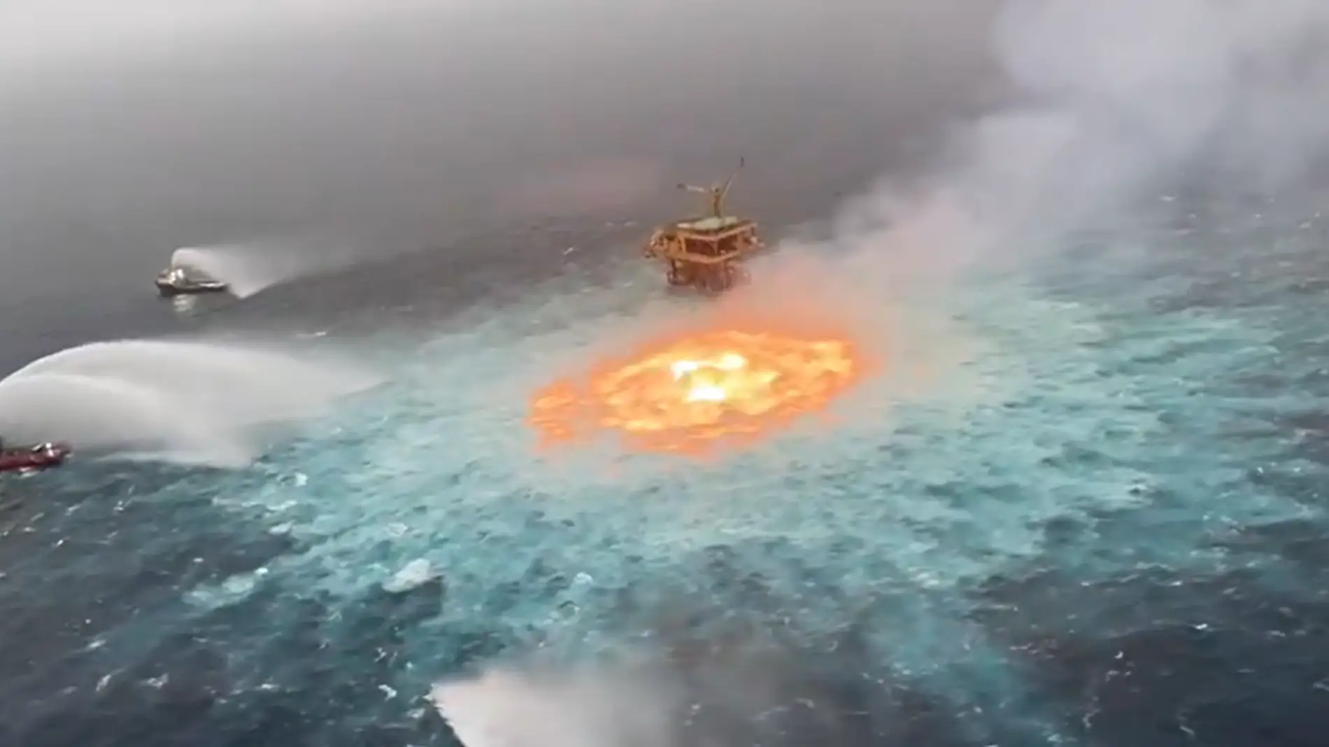 Las espectaculares imágenes de un gran incendio en el mar por una fuga en un gasoducto submarino