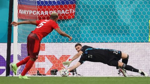 Unai Sim&oacute;n detiene el penalti a Akanji